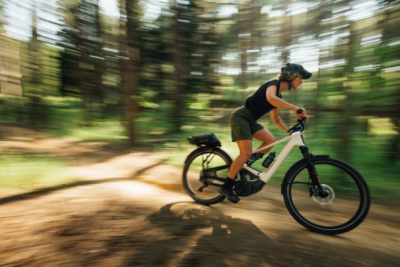 Mit dem „Muga 20“ erweitert der baskische Fahrradhersteller Orbea sein Portfolio um ein vollgefedertes SUV-E-Bike, das Alltagstauglichkeit und Offroad-Performance vereinen soll. Für Antrieb sorgen der Bosch-Performance-CX-Mittelmotor mit 750-Wattstunden-Akku und eine elektronische Cues-Schaltung von Shimano. Die Fox-Float-Federgabel mit 120 Millimetern Federweg und der Dämpfer am Hinterbau sollen für ein komfortables Fahren sorgen. Dank Gepäckträger, Seitenständer und Lichtanlage ist das Muga für tägliche Fahrten in der Stadt gut ausgerüstet. Ein zusätzliches Highlight ist der verstellbare Vorbau. Je nach Präferenz und Anwendung lässt er sich in vier unterschiedliche Positionen einstellen. So ist eine aufrechte Fahrposition mit gutem Ausblick genauso möglich wie eine sportliche Position für MTB-Abfahrten. Das Muga 20 kostet 5.999 Euro. (Bild: www.orbea.com | pd-f)