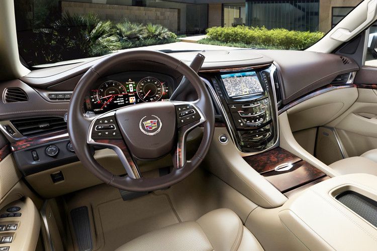 Edles Interieur: Der Innenraum wurde neu gestaltet und wirkt jetzt mit neuen Lederbezügen und offenporigem Holz wesentlich hochwertiger. (Foto: Cadillac)