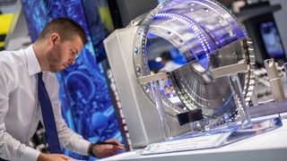 Widersprüchliches vor der AMB 2022! Der deutsche Werkzeugmaschinen-Bau ist zwar durch allerlei Probleme arg gebeutelt, darf sich auf der anderen Seite aber auch über einige Rekorde durch Investitionen in seine Produkte freuen. Hier ein kleiner Überblick. (Bild: Landesmesse Stuttgart)