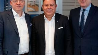 Freuen sich über den Vertragsabschluss (v.l.): Hendrik Staiger (Vorstand Beos), Oliver Kinkel (Leiter Region Europa, Clariant) und Markus Frank (Stadtrat, CDU). (Clariant)