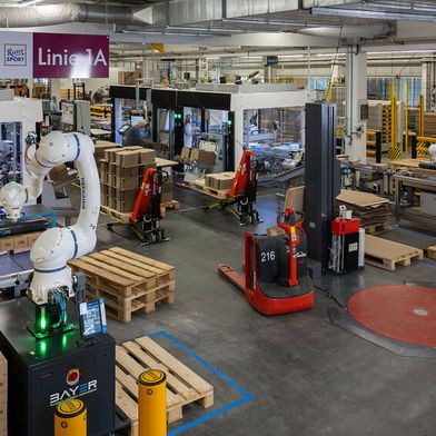 Insgesamt vier solcher Palettiersysteme automatisieren beim Süßwarenhersteller Ritter den letzten Schritt in der Verpackungskette. (Bild: Yaskawa Europe)