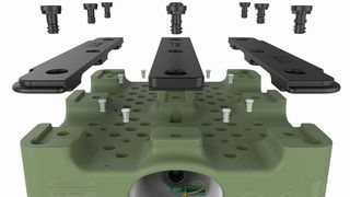 Die patentierte Bajonettverbindung zwischen Container und Kufen macht den IBC einfach reparierbar und damit langlebig und nachhaltig. (Schoeller Allibert)