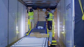 Dank Destuff-it können Beschäftigte bis zu 2.000 Pakete pro Stunde beinahe mühelos entladen. (Bild: ELIZABETH KOPETKA)