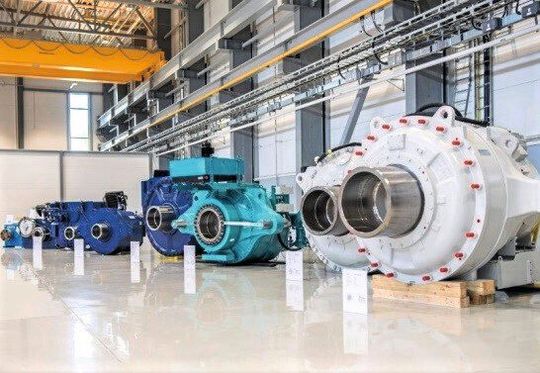 Übersetzen bald unter deutschem Dach! Denn der Antriebsspezialist Flender hat vor, den finnischen Winkraft-Getriebehersteller Moventas zu übernehmen. Hier sind große Moventas-Getriebe für Windkraftanlagen zu sehen. (Bild:  Moventas)