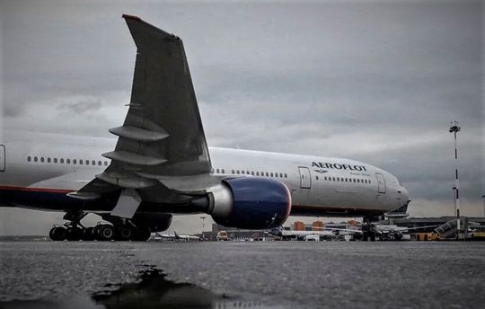 Aero-Stopp! Düstere Aussichten für die russischen Fluggesellschaften Aeroflot und S7. Denn die westlichen Sanktionen wegen des Ukraine-Kriegs wirken sich auf Fluglizenzen und Ersatzteilbeschaffung aus. Putin will zwar gegensteuern, doch ob das klappt? Lesen Sie mehr!(Bild:  Airfan)