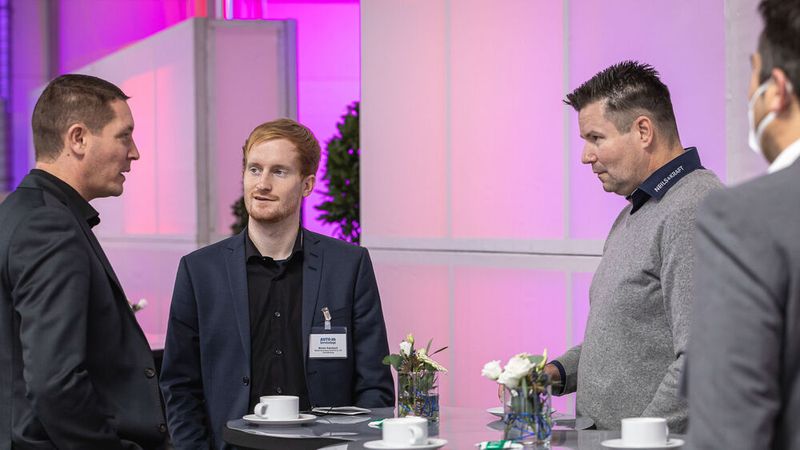 In den Pausen wurde an den Tischen rege weiterdiskutiert. (Stefan Bausewein)