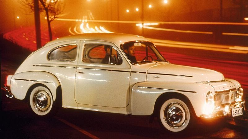 1955 begann Volvo erstmals mit dem Export seiner Fahrzeuge nach Nordamerika. Das H-Modell erhielt hierzu US-Stoßfänger und meistens hellfarbige Vinylpolsterungen. Das Modell musste in der US-Version auf das überdimensionale V im Kühlergrill verzichten, da dies in Amerika für einen V8-Motor stand und somit nicht gerechtfertigt war. (Volvo)