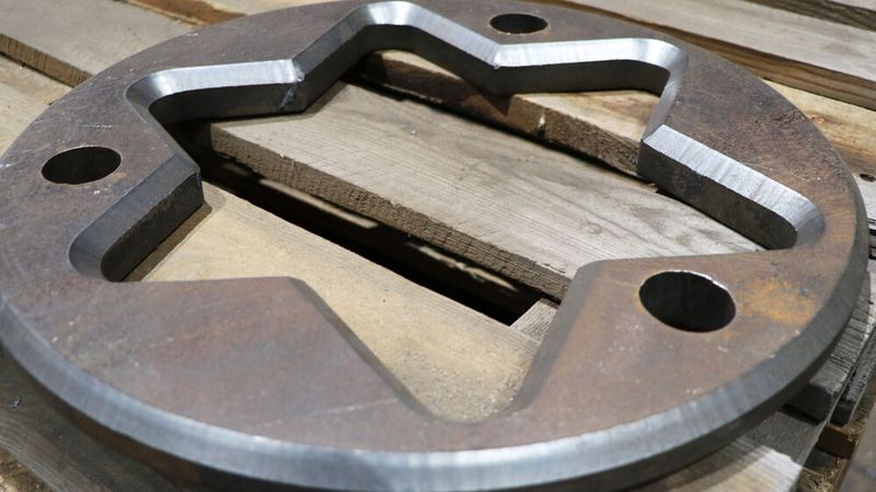 Wie hier zu erkennen ist, gelingt es dem XXL-Biber auch an komplexeren Bauteilen, präzise Fasen anzuarbeiten. (ERL)