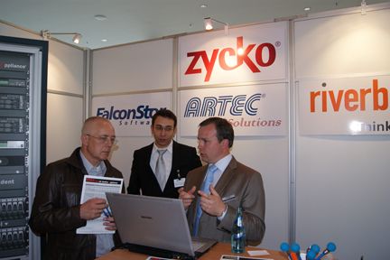 Angeregte Fachgespräche am Gemeinschaftstand von Zycko, Artec, Riverbed und Falconstor. (Archiv: Vogel Business Media)