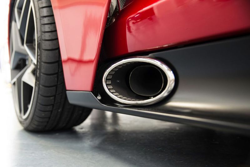 Ein interessantes Detail sind die hinter den vorderen Kotflügeln herauslugenden Auspuffendrohre. (TVR)