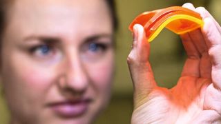 Doktorandin Svenja Pohl mit einem farbigen Solarkonzentrator. (Bild: Oliver Dietze)