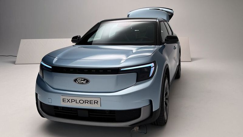 Die Fahrassistenten des Level 2 nutzen fünf Kameras, drei Radar- und 12 Ultraschallsensoren zur Fahrerunterstützung. Neben adaptiven Tempomat mit Abstandshalter gibt es einen unterstützten Spurwechsel beim Überholen. Nach dem Parken am Fahrbahnrand achten die Sensoren auf von hinten kommende Verkehrsteilnehmer.  (Bild: Dirk Kunde)