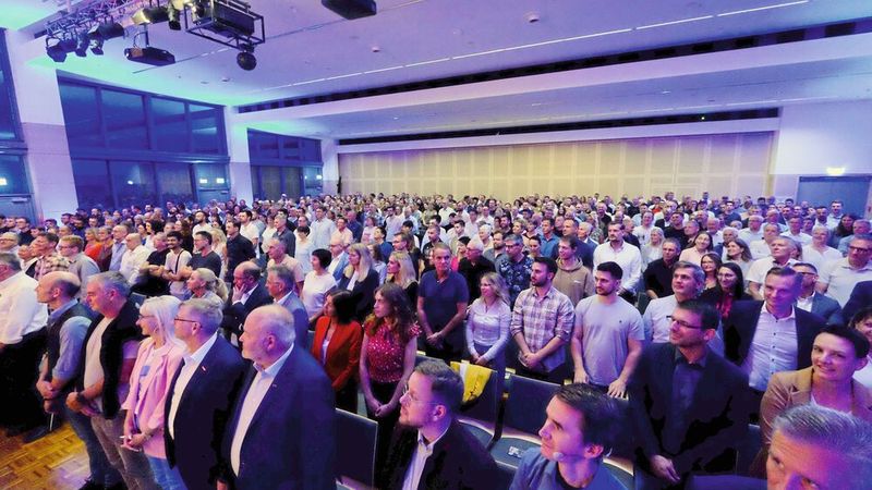 Das Jahresforum der Innung Unterfranken war wieder sehr gut besucht: Mit großem Interesse verfolgten die Teilnehmer das unterhaltsame Programm der Innung. (Bild: Zietz – VCG)