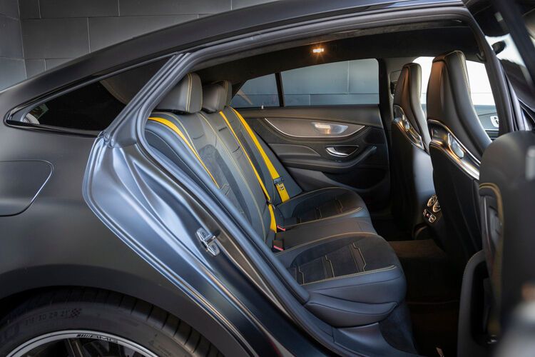 ... und hinten sehr gut, der viertürige GT eignet sich durchaus als Chauffeurslimousine. (Daimler)
