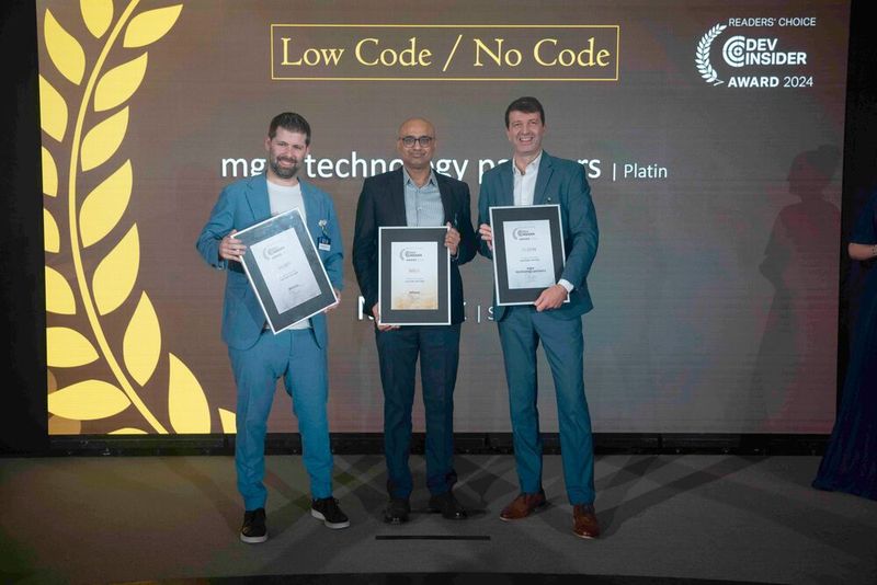 Von der Automatisierung geht es nahtlos über zur Demokratisierung der Software-Entwicklung: In der Kategorie „Low Code / No Code“ darf sich (v. r.) Sergio Lerena aus der Geschäftsleitung von mgm technology partners über Platin freuen, V Sachin Rao von Infosys bekommt Gold überreicht, der Silber-Award geht an Mendix, vertreten durch Benjamin Schulz. (Bild: Manuel Emme Fotografie)