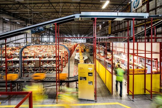 Wer in der zunehmend komplexer werdenden Lieferkettenlandschaft erfolgreich bestehen will, muss auch durch eine Auslagerung seiner Logistik auf spezifisches Know-how zurückgreifen.(Bild:  DHL Group)