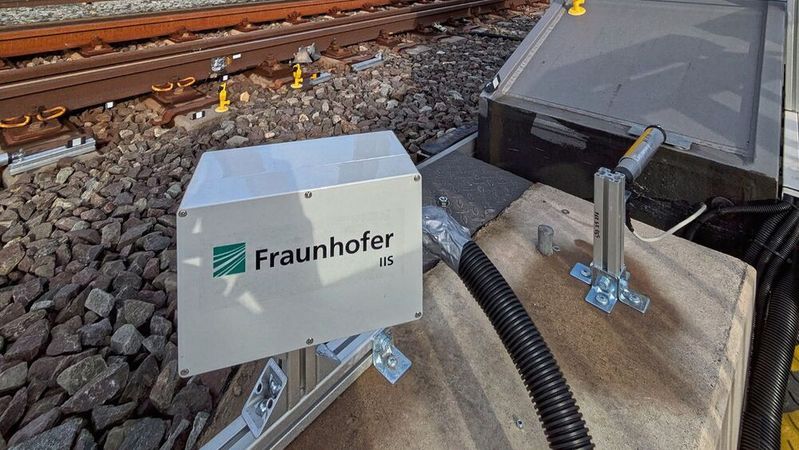 Die verhältnismäßig kostengünstige Radarsensorik für autonome Fahrzeuge kann mit entsprechenden Anpassungen auch für infrastrukturelles Monitoring genutzt werden.(Bild:  Fraunhofer IIS)
