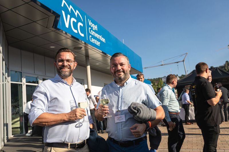 Steckverbinderkongress 2022: Das Get together am 4. Juli 2022 und die Abendveranstaltung am 5. Juli 2022 auf dem Vogel-Campus boten viele Gelegenheiten sich in entspannter Atmosphäre auszutauschen und zu netzwerken. Schon so manches Projekt nahm hier seinen Anfang. (Bild: Elektronikpraxis)