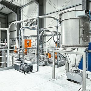 Das Kunststoffgranulat wird pneumatisch mit einer Förderleistung von bis zu 12 t/h gefördert.(Bild:  A.B.S.)