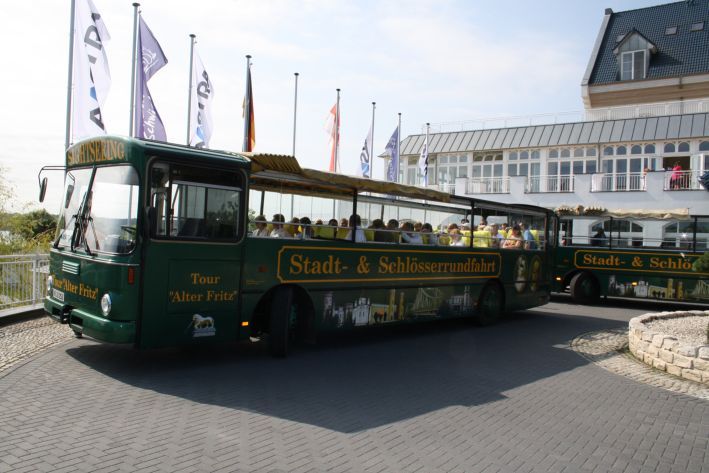 Am nächsten Tag ging es schon früh los: Nach einem ausgiebigen Frühstück warteten zwei Open-Air-Reisebusse, startklar für die Tour “Alter Fritz”. (Aastra Deutschland)