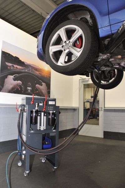 Mit dem Gear+ Spülgerät bietet FUCHS Werkstätten ein wertvolles Werkzeug für die Vermarktung der Dienstleistung „Getriebeölspülen“. (Bild: FUCHS LUBRICANTS GERMANY GmbH)