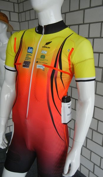 Reizstrombody: Der körpernahe Einteiler arbeitet mit lagegerecht integrierten textilen Flächenelektroden zur direkten Strom-/Signalübertragung auf mehreren Behandlungszonen. (Bild: STFI)