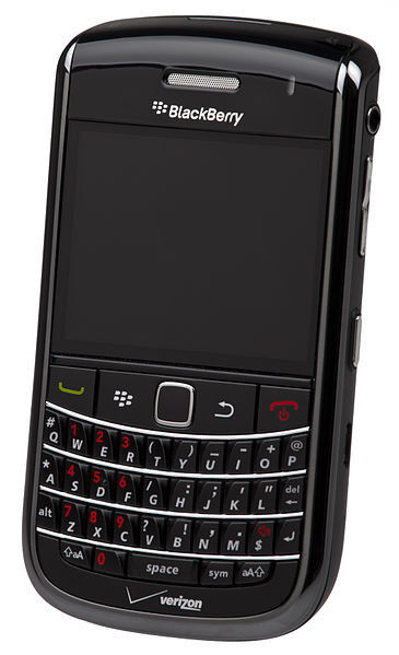 Das erste Modell von Research in Motion (RIM), der BlackBerry 850, erschien 1999. Noch bis vor wenigen Jahren gehörten die Blackberries vor allem im Firmenumfeld zum Nonplusultra der Mobilkommunikation, da sie Push-E-Mail beherrschten. Seit Apple in den Markt einstieg und auch Geräte anderer Hersteller in Firmen eingesetzt werden können, befindet sich das kanadische Unternehmen auf dem absteigenden Ast. (Archiv: Vogel Business Media)