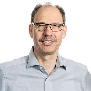 ECC-Organisator Hugo Ziegler, Sektionspräsident der swissT.net-Sektion Embedded Computing und Geschäftsführer CSA-Engineering: «Die Branche bewegt sich in einem Spannungsfeld aus steigender Komplexität, immer kürzeren Entwicklungszyklen und steigenden regulatorischen Anforderungen.»(Bild:  CSA Engineering)