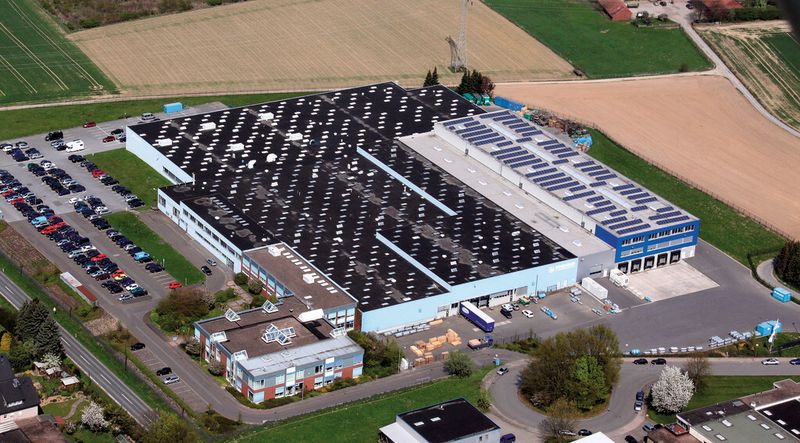 Immer mehr Unternehmen, wie der Kompressorenhersteller Boge, setzen auf Solarenergie vom eigenen Hallendach. (Bild: Boge)