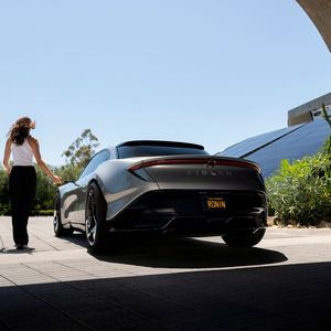 Der Wagen soll echte 1.000 km Reichweite bieten, auch bei sportlichem Tempo. Das Cabrio mit versenkbarem Hardtop bietet Platz für vier Personen. In zwei Sekunden beschleunigt der Super GT auf 100 km/h und erreicht 275 km/h in der Spitze. (Bild:  Fisker)