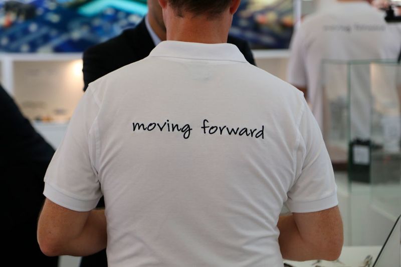 Chaque employé d'Antrimon arborait le slogan «moving forward» ostensiblement. (JR Gonthier)