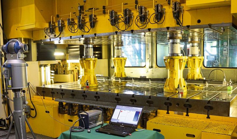 Hydraulische Presse mit vier Belastungssäulen, Kraftmesseinrichtung, taktilem Messbalken und laser-optischem Koordinatenmess­system. (Bild: Fraunhofer-IWU)