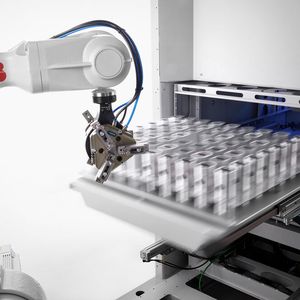 Auch auf dem ABB-EMO-Stand zu begutachten ist die Maschinenbeschickungszelle Maschinenbeschickungszelle „OmniVance FlexLoader M Tray“. Sie übernimmt die rasche und automatische Entnahme von zufällig angeordneten Werkstücken, heißt es dazu.(Bild:  ABB)