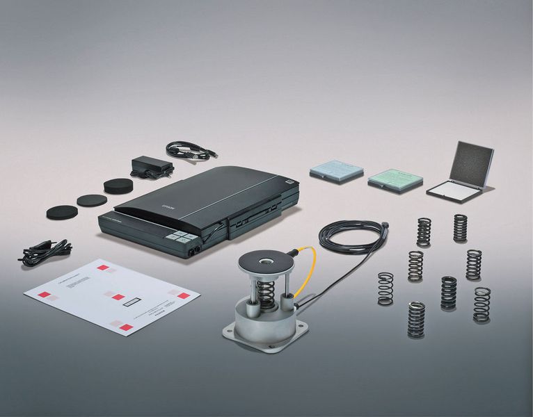 Das Set beinhaltet neben dem Messgerät mit Folien und Scanner auch verschiedene Federn, mit denen die verschiedenen Körperbereiche simuliert werden können.  (Pilz)