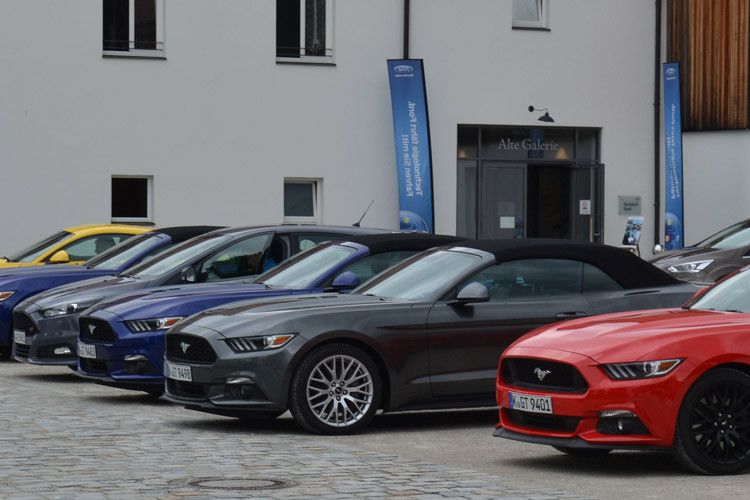 Ford rechnet damit, dass sich 35 Prozent der Käufer für den 2,3-Liter-Ecoboost entscheiden und dementsprechend rund 65 Prozent für den 5,0-Liter-V8. Für Coupé- und Cabriolet-Versionen gilt derzeit unisono, dass deren künftige Besitzer den Mustang mehrheitlich als Dritt- oder Viertwagen in die Garage stellen. (Foto: Michel)