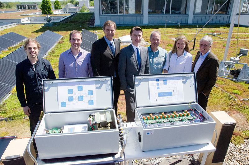 Sie arbeiteten zusammen am Zink-Luft-Speicher (v.l.): Ludwig Horsthemke, Andre Löchte, Prof. Dr. Peter Glösekötter (alle FH Münster), Markus Kunkel (3e), Uwe Jaschke, Nicol Otterbach und Anno Jordan (alle EMG Automation).  (FH Münster)
