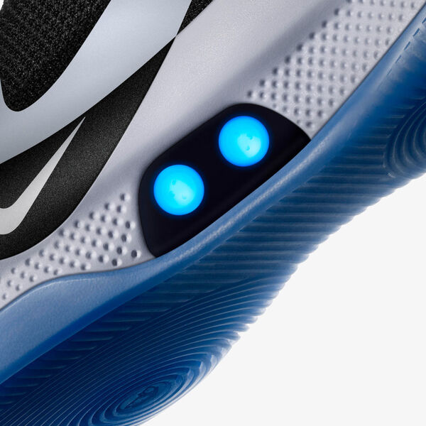 In der Sohle des smarten Schuhs sind kleine Motoren verbaut, die de Schnürsenkel straff ziehen, sobald der Sensor den Fuß registriert.  (Nike)
