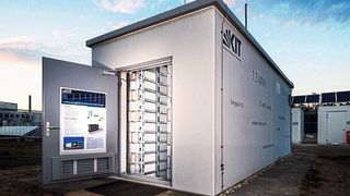 Besonders sicher und effizient: Der neue Lithium-Ionen-Batteriespeicher im Energy Lab 2.0 eignet sich als Quartiersspeicher zur lokalen Netzstabilisierung. (Amadeus Bramsiepe, KIT)