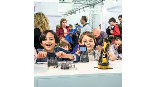 Bild 1: Auf der Bildungsmesse Forscha begeistern Mitarbeiter von TI junge Besucher für das Thema Programmieren (TI/Thomas Mauer)