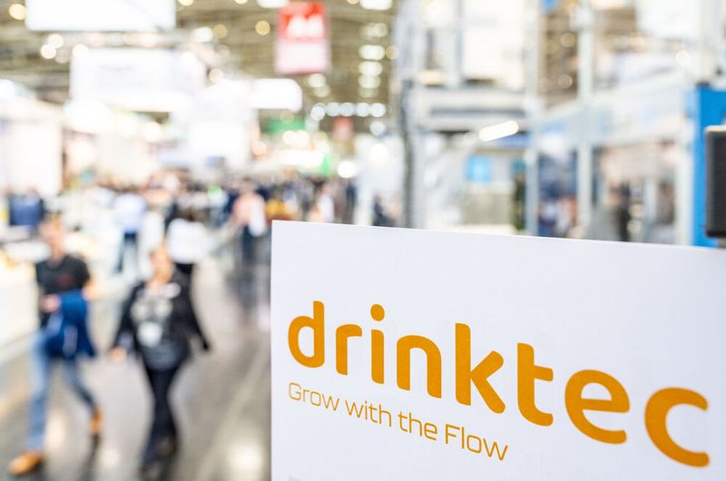 Die Drinktec 2025 lädt vom 15. bis 19. September 2025 die globale Getränke- und Liquid-Food-Industrie nach München ein, um sich über zukunftsweisende Innovationen für aktuelle Herausforderungen auszutauschen. Über 1.000 internationale Aussteller zeigen Lösungen in nachhaltigen Technologien und Datentransparenz. Das „Liquidrome“ in Halle C4 ermöglicht Wissensaustausch und bietet Einblicke in Kreislaufwirtschaft und Gesundheitstrends. Besucher können von der neuen Aussteller- und Produktdatenbank profitieren, die die Messeplanung erleichtert. Besonders die Startup Zone bietet spannende Innovationen in IT und Produktionstechnologie.  Die folgende Bildergalerie bietet schon vorab einen Blick in die Münchner Messehallen: (Bild: © YONTEX GmbH & Co. KG)