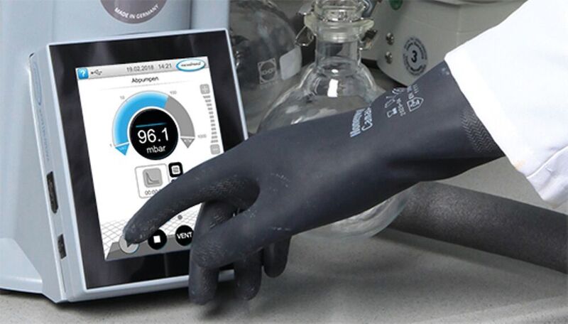 The Touch-screen can be operated with safety gloves. (Vacuubrand)