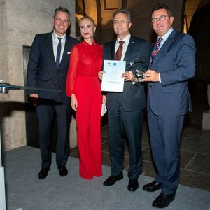 Feierliche Übergabe des Bayerischen Staatspreises für Elektro- und Hybrid-Mobilität an ZF in München (v.l.n.r.): Robert Metzger, Geschäftsführer MunichExpo Veranstaltungs GmbH, Opernstar und Award-Show-Laudatorin Nadja Michael, Werner Hechberger, Senior Manager Sales Achs- und Getriebesysteme für Busse bei ZF und Franz Josef Pschierer, Staatssekretär im Bayerischen Staatsministerium für Wirtschaft und Medien, Energie und Technologie.