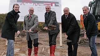 Beim Spatenstich(v.l.): Dietrich Runkel (Projektplan GmbH), Jörg Mohncke (Prokurist, Burg), Achim Lüling (Vorsitzender Geschäftsführer, Burg), Hans-Dieter Fischer (Bürgermeister der Stadt Hagen), Hans-Joachim Bihs (Geschäftsführer Hagener Erschließungs- und Entwicklungsgesellschaft). (Bild: Burg)