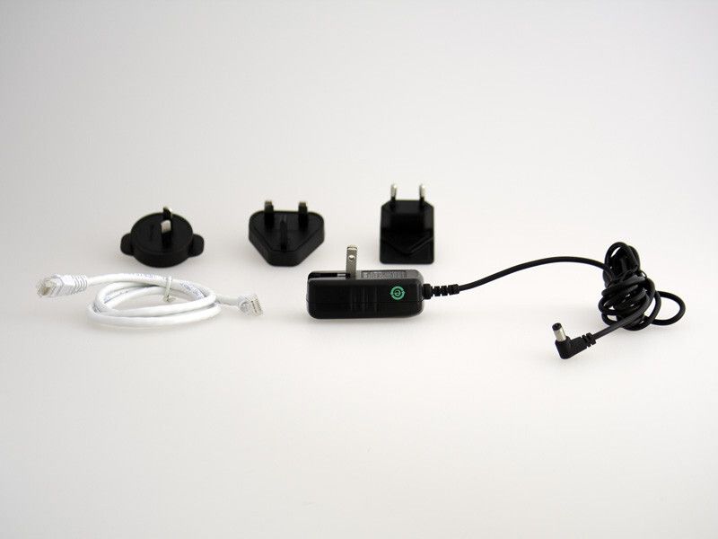 Zum Lieferumfang gehören nicht nur Netzteil, Steckeradapter und Patchkabel. (Bild: Srocke)