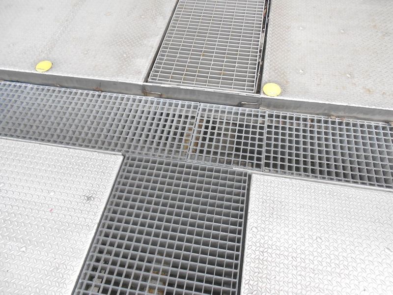 Since the installation and commissioning of the lining system in a three-lane tank cleaningfacility for silo tankers at Alfred Talke GmbH & Co. KG in Stade around twelve years ago,over 100,000 tankers have been cleaned. Mandatory inspections are performed every fiveyears, and the most recent of these took place earlier this year. It revealed that one piece oflining just 80 by 80 centimetres in size needed replacing and that some welds in theintegrated drainage channel needed reworking. (Picture: Steuler)