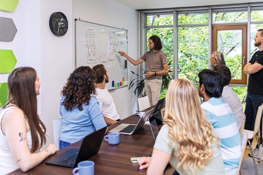 Mitarbeitende müssen den Nutzen, die Grenzen und den sicheren Einsatz generativer KI verstehen. (Bild:  Selectcode)