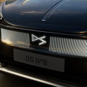 Der leuchtende Kühlergrill verleiht dem No8 eine vornehme Aura.(Bild:  DS Automobiles)