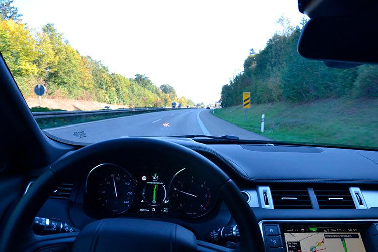 Neu im Reigen der Evoque-Sicherheitssysteme ist der Aufmerksamkeitsassistent. Anhand der Lenkbewegungen erkennt dieses System, wenn der Fahrer einzuschlafen droht. In diesem Fall warnen Töne und optische Hinweise vor der drohenden Gefahr. (Foto: Michel)