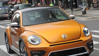 Mit dem Hybrid-Beetle durch Manhattan: Bei der New York Autoshow lud VW zur Ausfahrt. (Foto: Volkswagen)