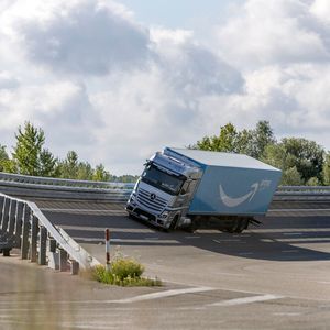 Amazon befördert seine Waren im Kofferauflieger.(Bild:  Daimler Truck AG)
